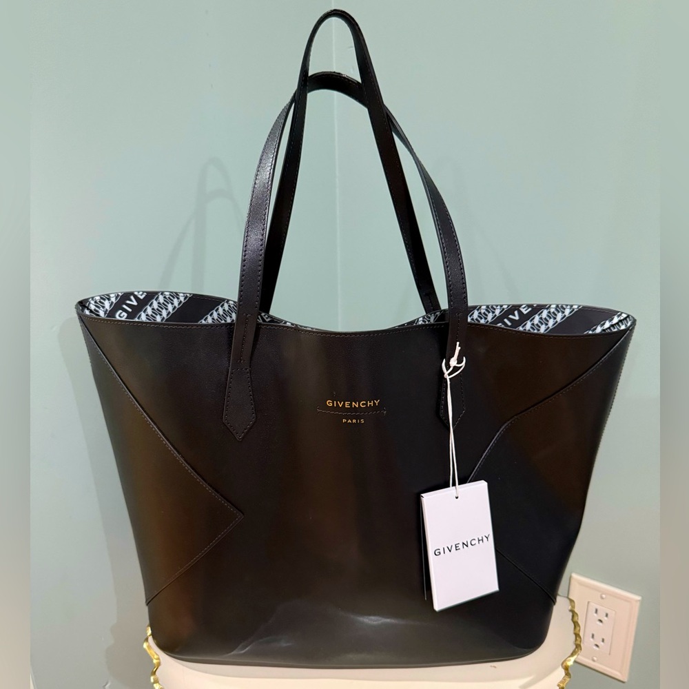 Givenchy Wing Shopper Tote in Black Leather with Logo Interior - Made in Italy